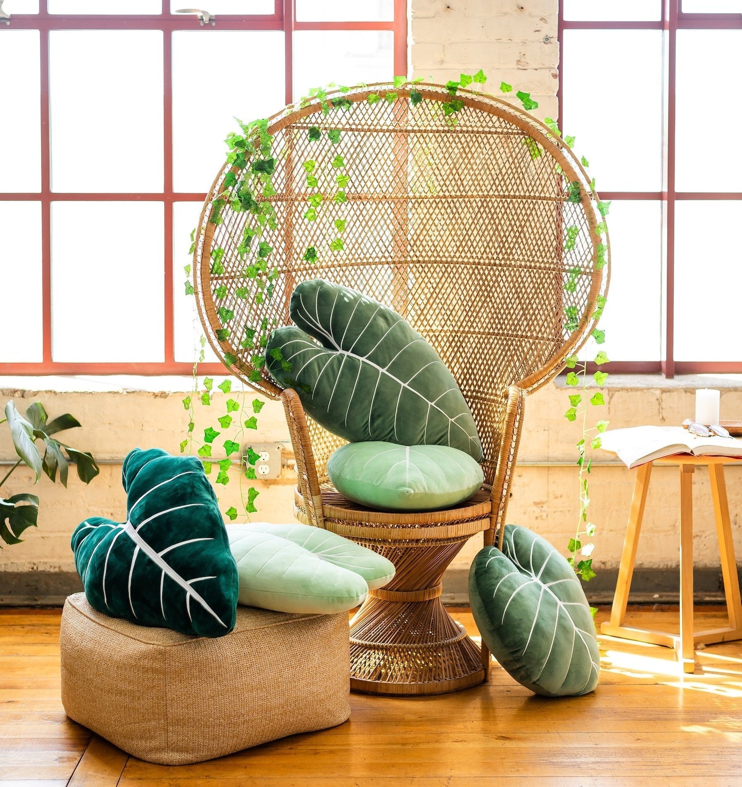 Philodendron Gloriosum Leaf Pillow - Moody Green - mosswell.us