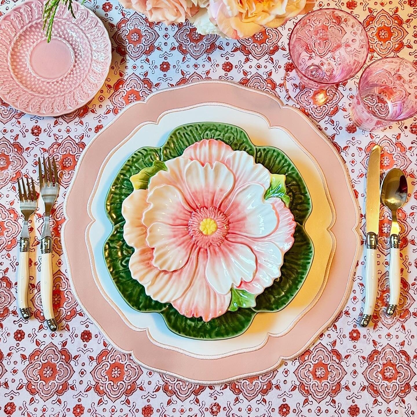 CLARION WHITE PINK ROUND FAUX LEATHER PLACEMAT - mosswell.us