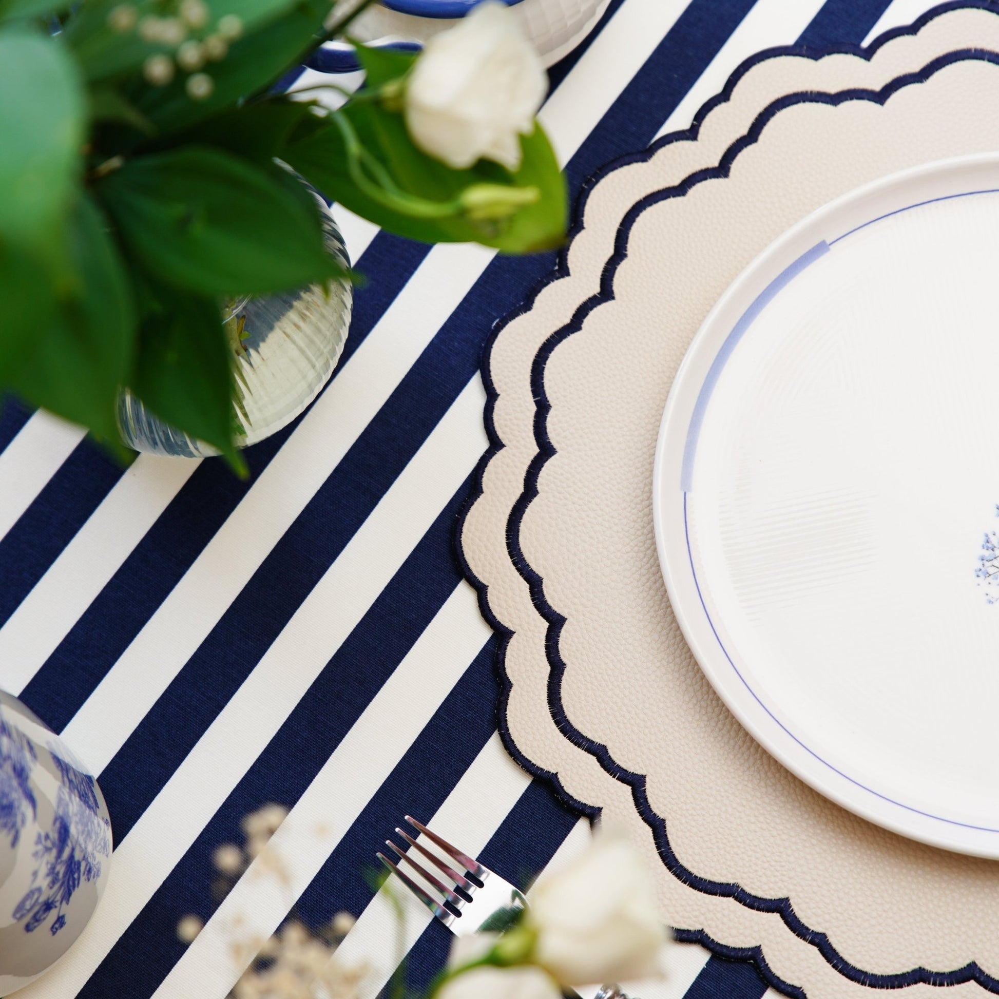 SCARLET WHITE NAVY BLUE ROUND FAUX LEATHER PLACEMAT - mosswell.us
