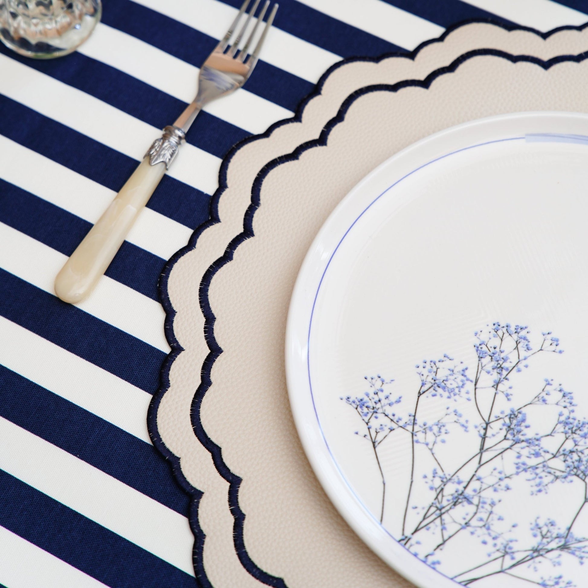 SCARLET WHITE NAVY BLUE ROUND FAUX LEATHER PLACEMAT - mosswell.us