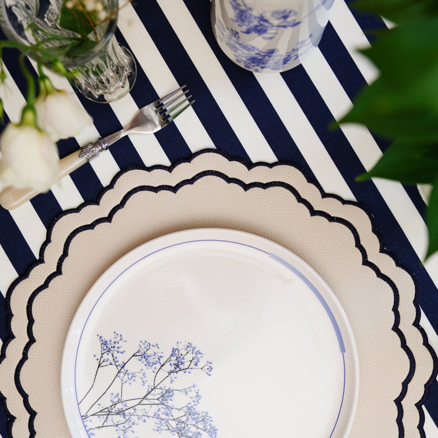 SCARLET WHITE NAVY BLUE ROUND FAUX LEATHER PLACEMAT - mosswell.us