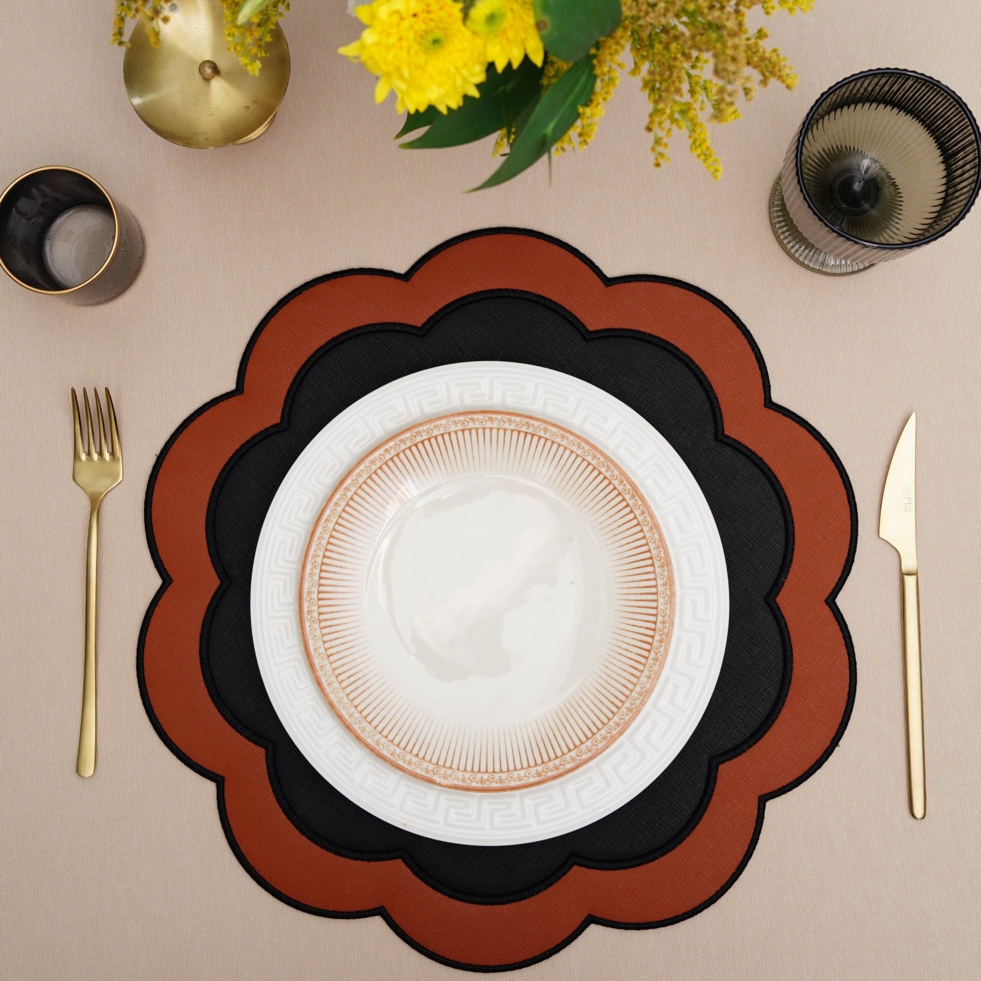 SERENITY BLACK ORANGE SCLALOPED FAUX LEATHER PLACEMAT - mosswell.us